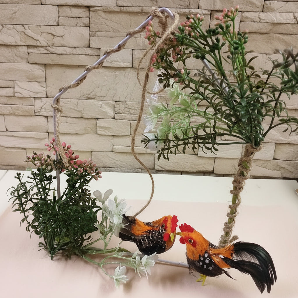 casetta di metallo ferro bianco rivestita filo juta ghirlanda fuoriporta pasquali da appendere decorazioni fiori rosa bianchi gallo gallina fiorellini miniature