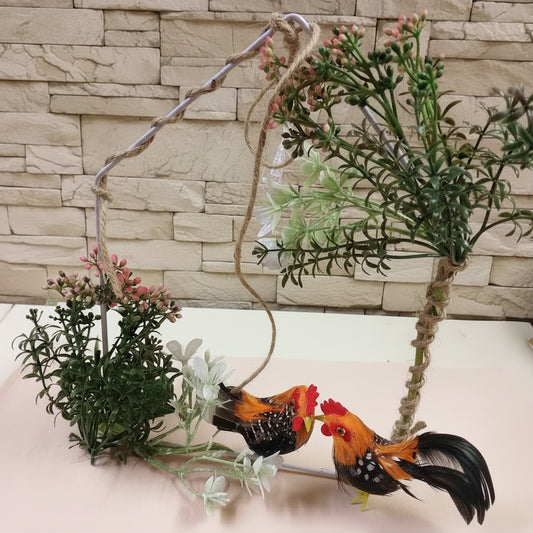 casetta di metallo ferro bianco rivestita filo juta ghirlanda fuoriporta pasquali da appendere decorazioni fiori rosa bianchi gallo gallina fiorellini miniature