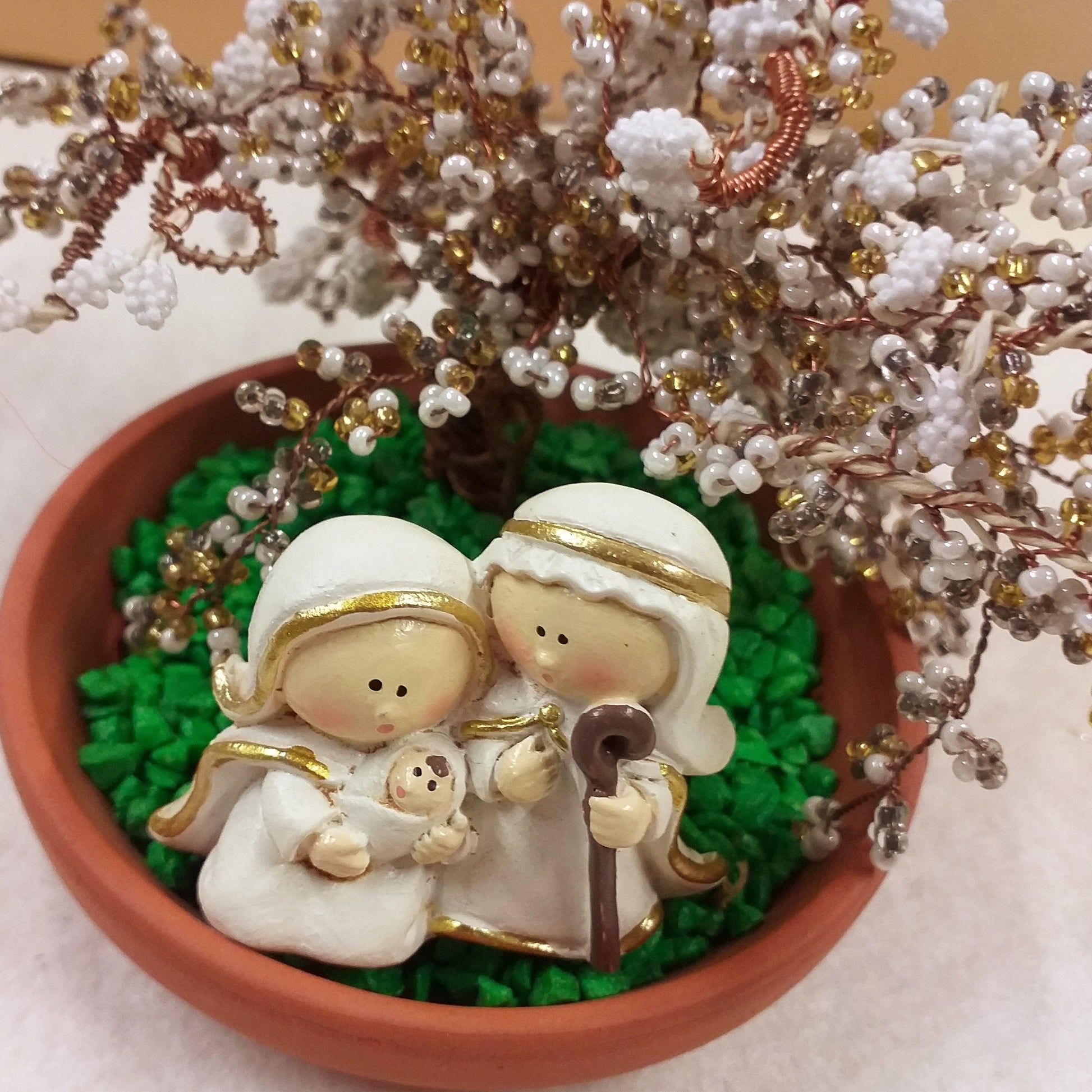 gruppo Natività Giuseppe Maria Gesù Bambino statuine Presepe miniatura ceramica di lavorazioni fatte a mano etnico moderno originale colorate idea albero neve perline bomboniera Battesimo natalizia chiudipacco regalo vetrinistica