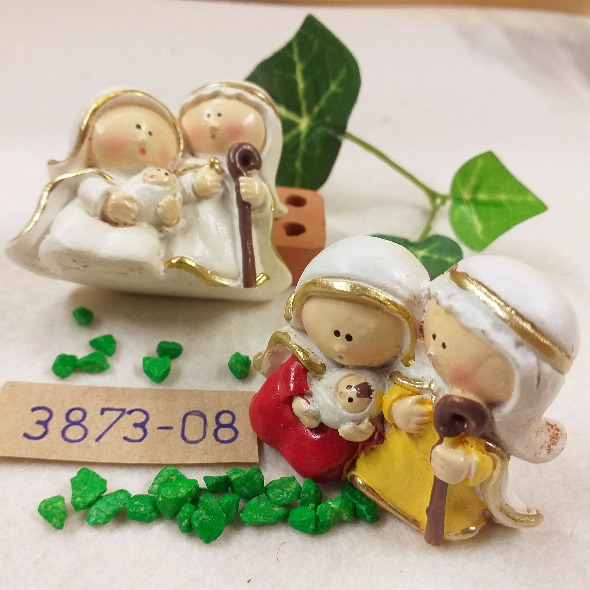 bianco rosso giallo ocra gruppo Natività Giuseppe Maria Gesù Bambino statuine Presepe miniatura ceramica di lavorazioni fatte a mano etnico moderno originale colorate idea bomboniera Battesimo natalizia chiudipacco regalo vetrinistica
