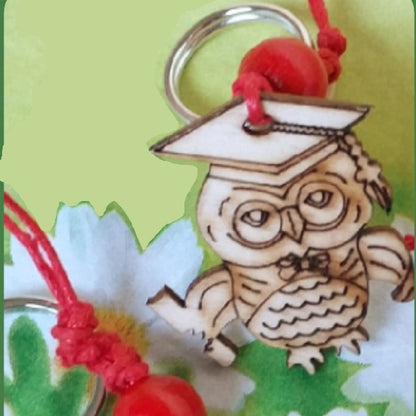 gufetto pergamena portachiavi laurea ciondolo legno fatto a mano con perline corda rossa fiocchetto per bomboniere fai da te originali diploma magistrale facoltà universitarie