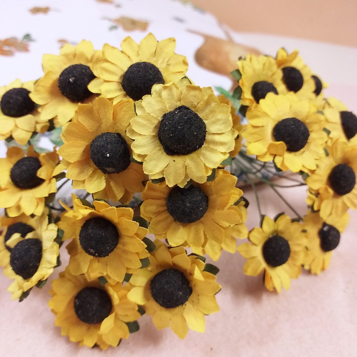 gruppo di bouquet girasoli carta 22 mm con stelo gambo per bomboniere fai da te fiorellini confezionamento portaconfetti matrimonio prima comunione uso hobbistica creativa composizioni floreali chiudipacco