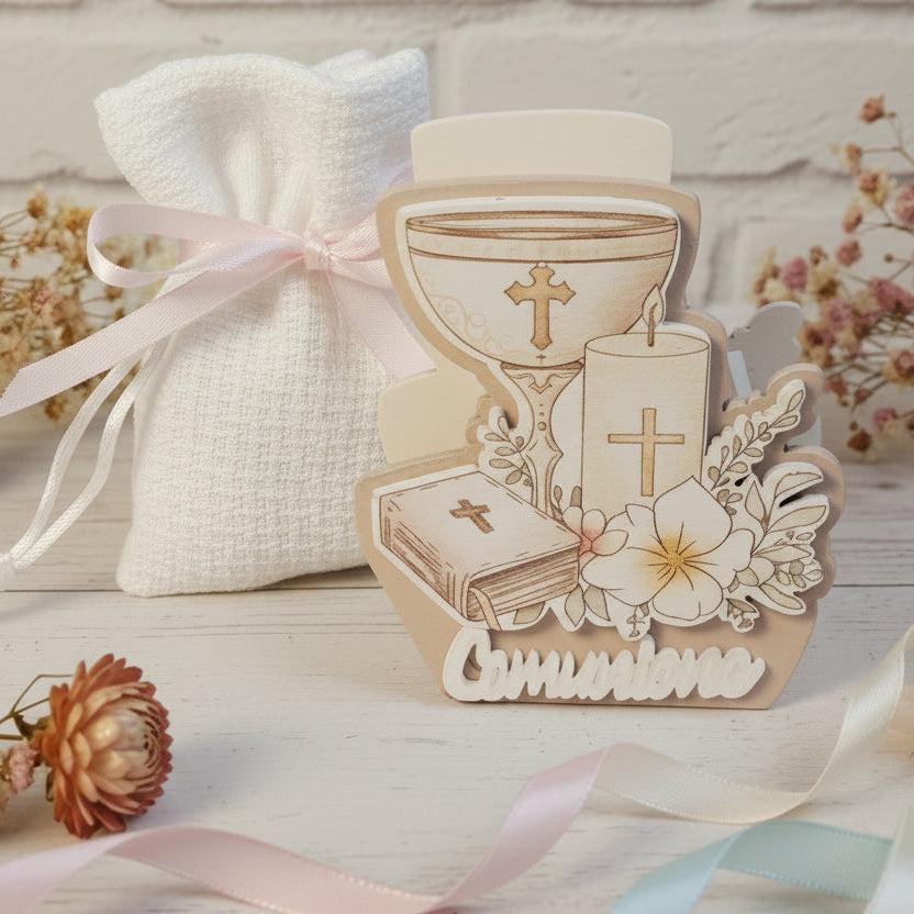 ricordino regalino Prima Comunione bomboniera sacra religiosa icona legno scritta e simboli calice Vangelo cero confezionata confetti sacchetto bianco fiocchetto rosa