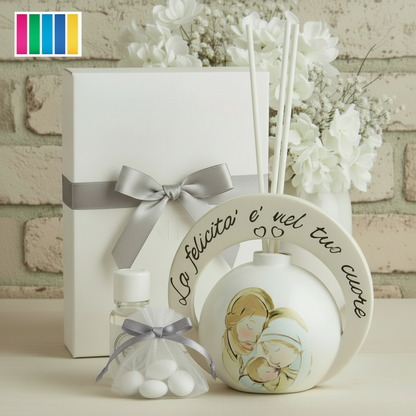 packaging grigio shabby icona moderna Sacra Famiglia bomboniera religiosa utile diffusore ambiente profumatore confezionata scatola nastro sacchetto tulle di confetti essenza profumata scelta colori nastrino , allestimento Prima Comunione Battesimo Santa Cresima matrimonio anniversario nozze