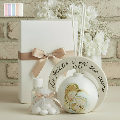 packaging nocciola tortora, icona moderna Sacra Famiglia bomboniera religiosa utile diffusore ambiente profumatore confezionata scatola nastro sacchetto tulle di confetti essenza profumata scelta colori nastrino , allestimento Prima Comunione Battesimo Santa Cresima matrimonio anniversario nozze