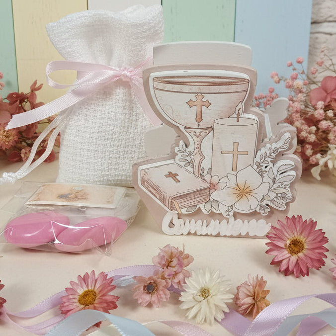 ricordino regalino Prima Comunione bomboniera sacra religiosa icona legno scritta e simboli calice Vangelo cero confezionata confetti sacchetto bianco e rosa