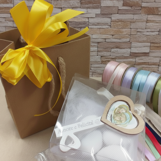 giallo e colori vari pastello per confezionamento bambino maschietto bimba femminuccia simboli pensiero ricordo chiave icona sacra religiosa frase stampata Amore e Felicità bomboniera comunione cresima confezionata 5 confetti con rappresentazione Sacra Famiglia