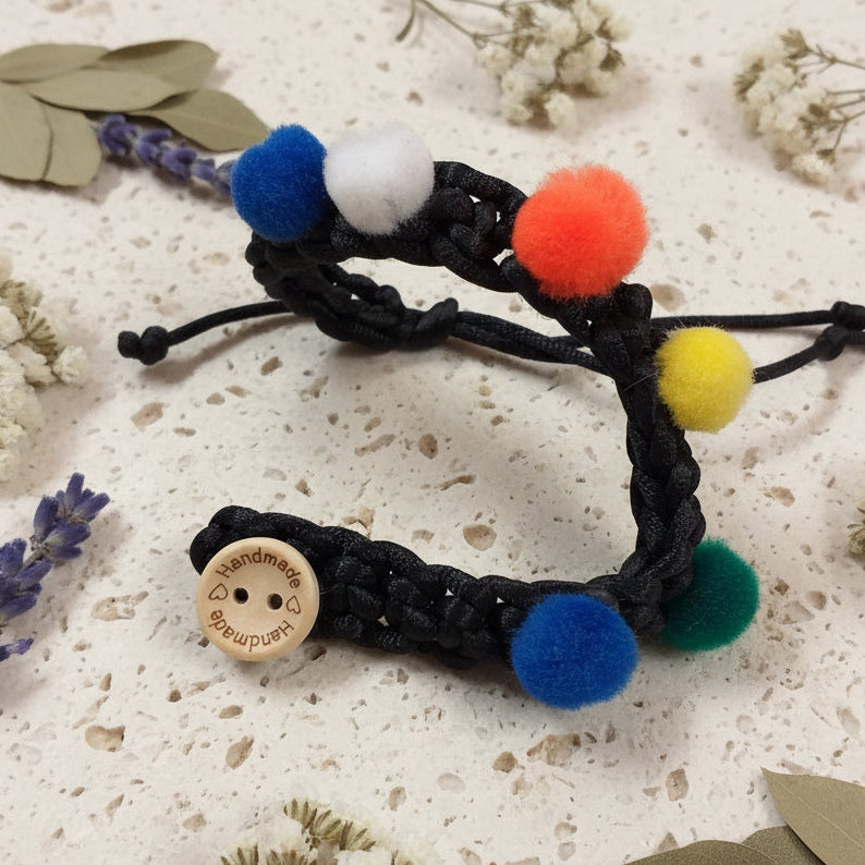 idea fai da te bracciale uncinetto con etichette legno targhette bottoni decorativi scritta handmade uso personalizzare fatto a mano hobbistica bambole di pezza lavori uncinetto maglia borse