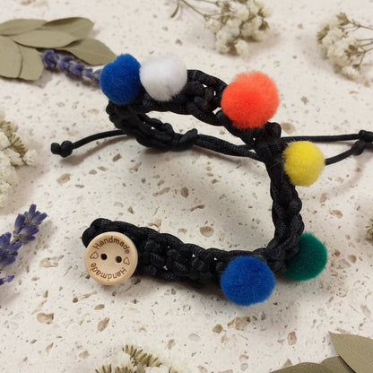 idea fai da te bracciale uncinetto con etichette legno targhette bottoni decorativi scritta handmade uso personalizzare fatto a mano hobbistica bambole di pezza lavori uncinetto maglia borse