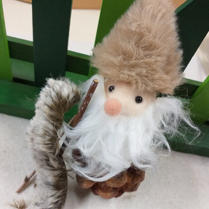 idea creare gnomo natalizio con pino pigne naturali decorazioni fai da te natalizie misto bacche chiare scure grandi piccole uso addobbi albero natale centrotavola