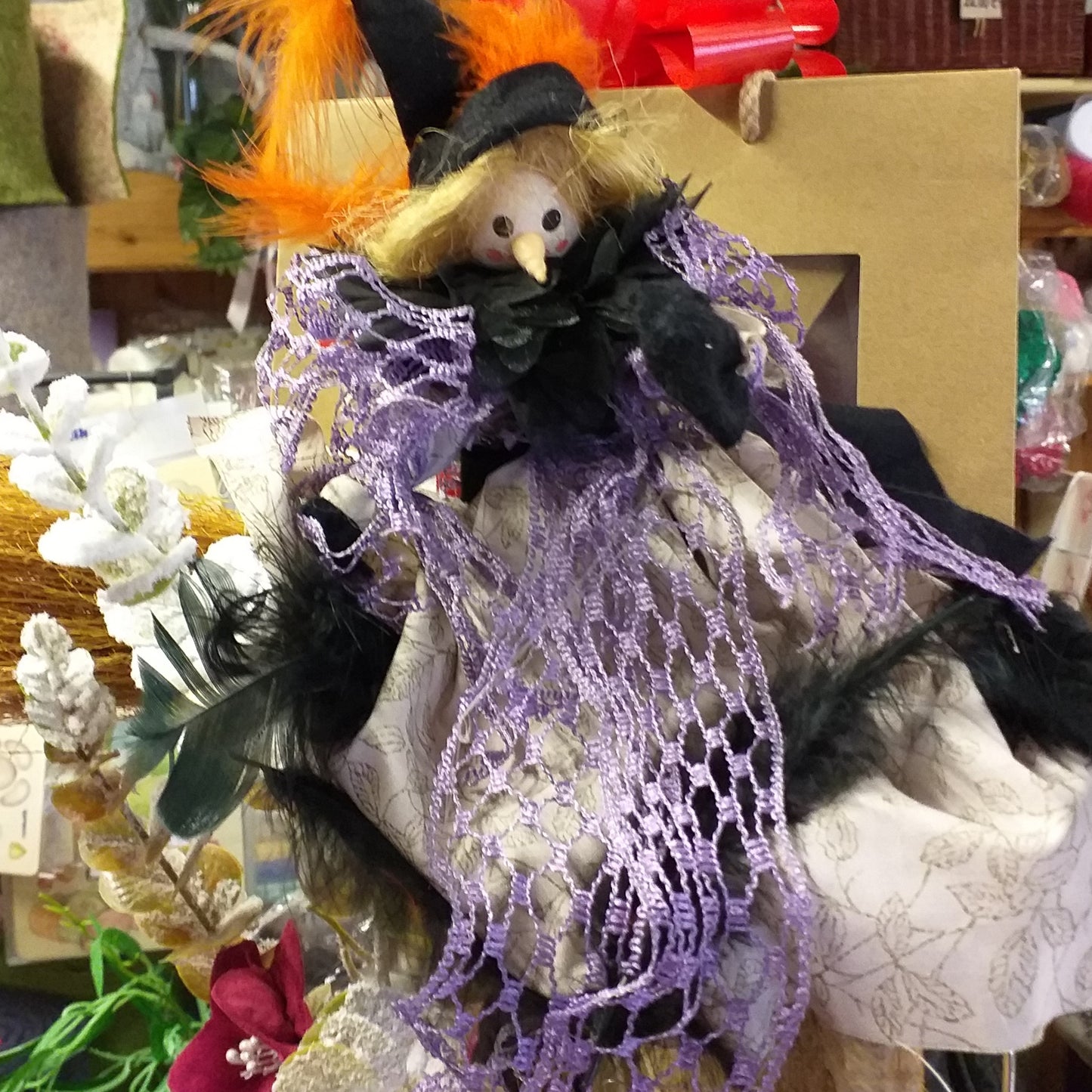 vetrina Epifania bambola di panno pezza stoffa befana strega lavanda nero arancio scopetta scacciaguai portafortuna ramazza decorazioni natalizie idea confezione regalo sportina borsa shopper fiocco rosso