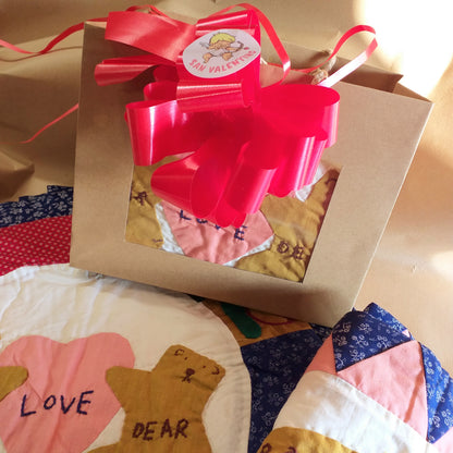 fiocco rosso shopper carta kraft borsina cuscini patchwork coppia federe orsi love e fiori packaging flower rotondo quadrato idea regalo San Valentino cupido