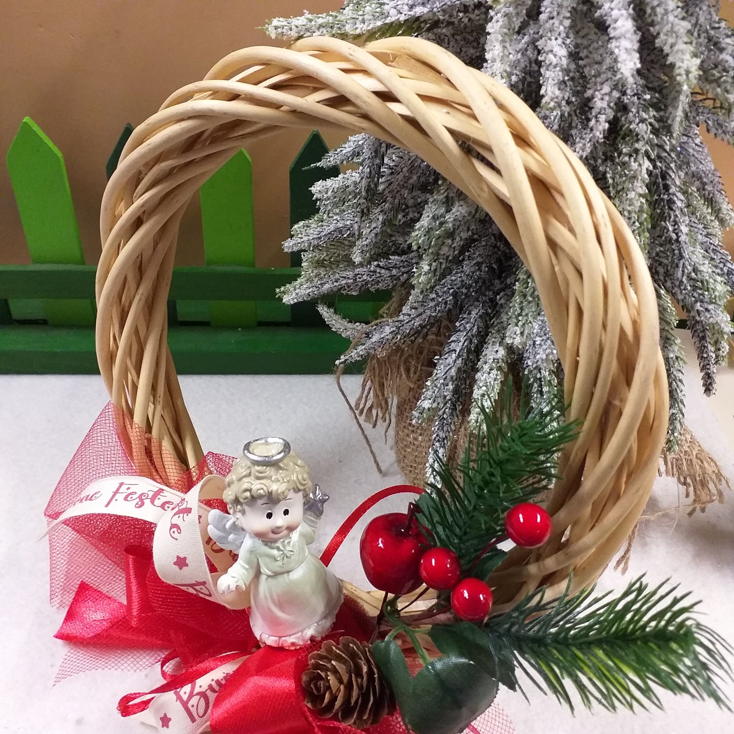 angioletto crema e stelle ghirlanda coroncina fuoriporta Natale idea regalo angelo nastro buone feste composizione pino bacche rosse pigna