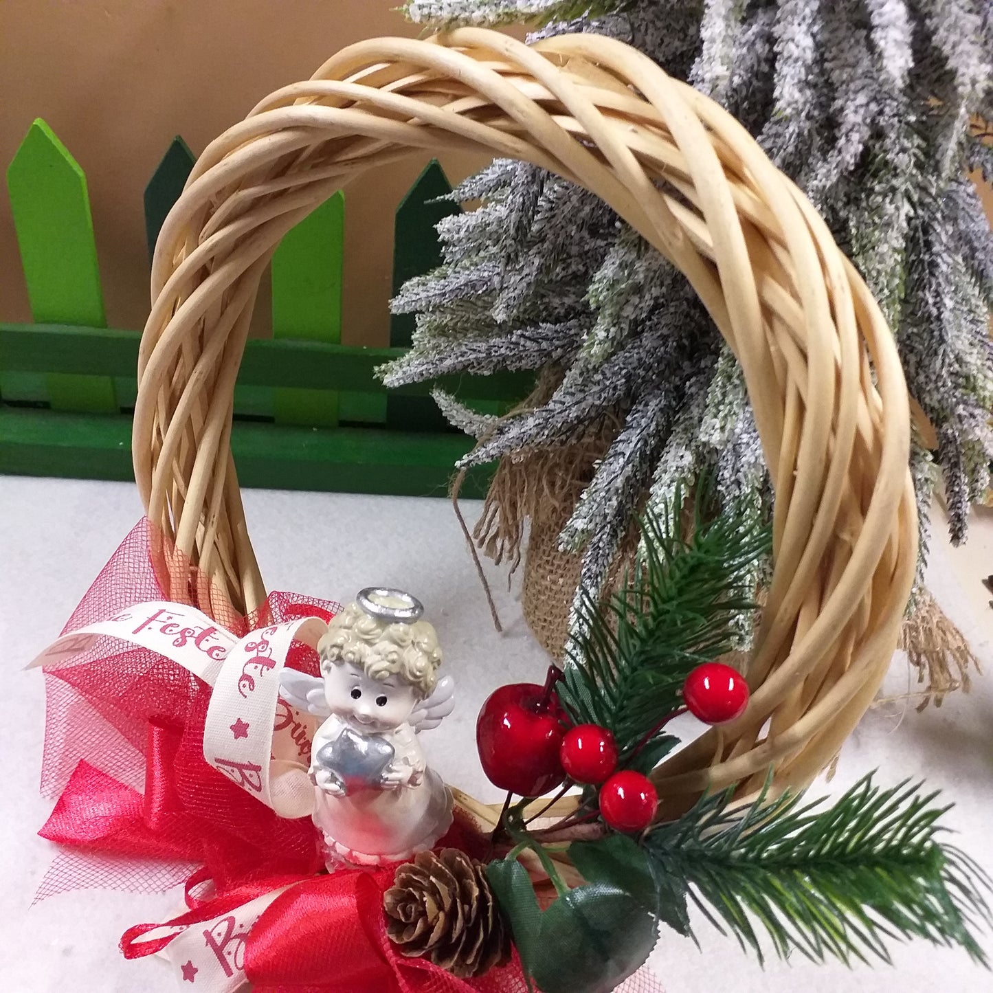angioletto stella grande ghirlanda coroncina fuoriporta Natale idea regalo angelo nastro buone feste composizione pino bacche rosse pigna