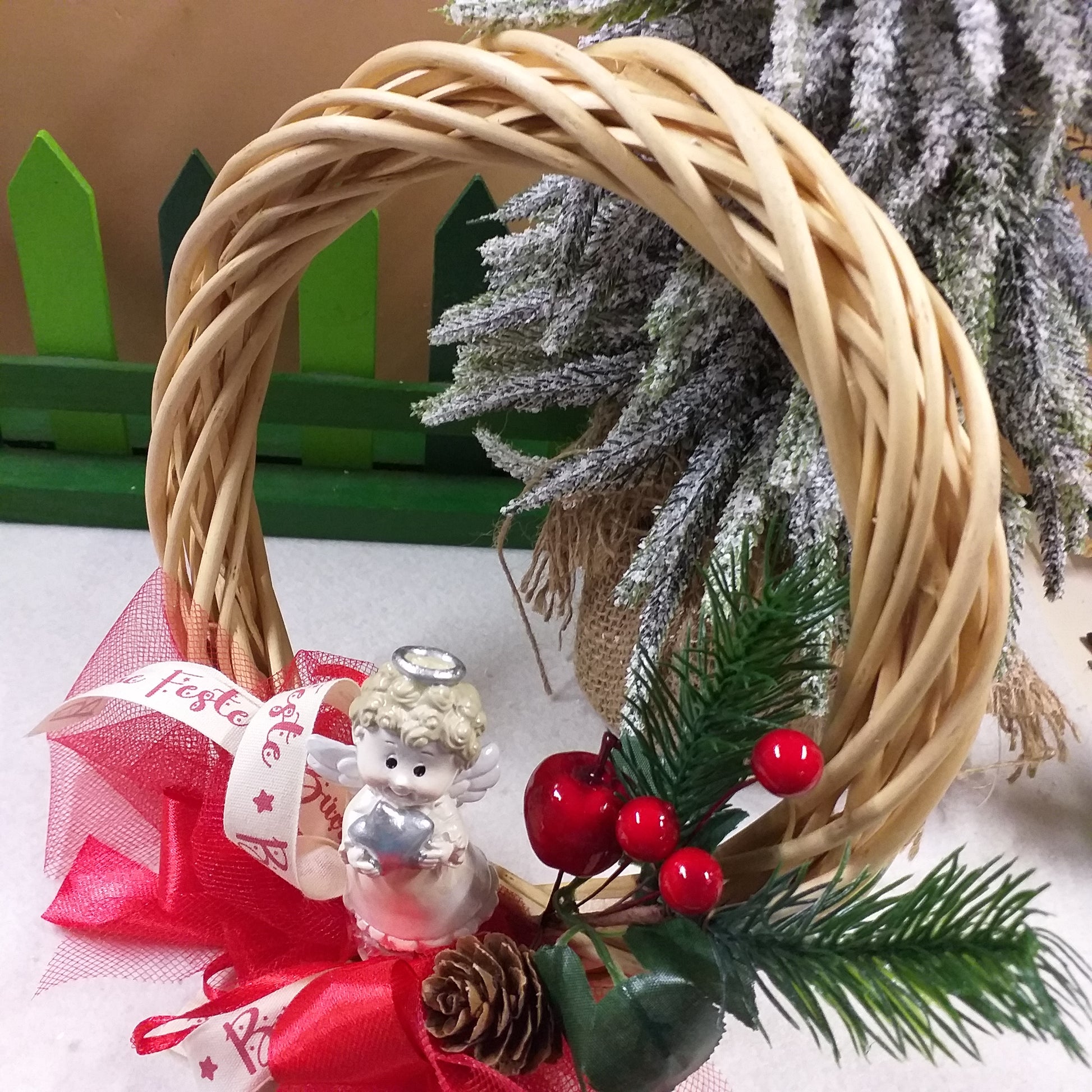 angioletto stella grande ghirlanda coroncina fuoriporta Natale idea regalo angelo nastro buone feste composizione pino bacche rosse pigna