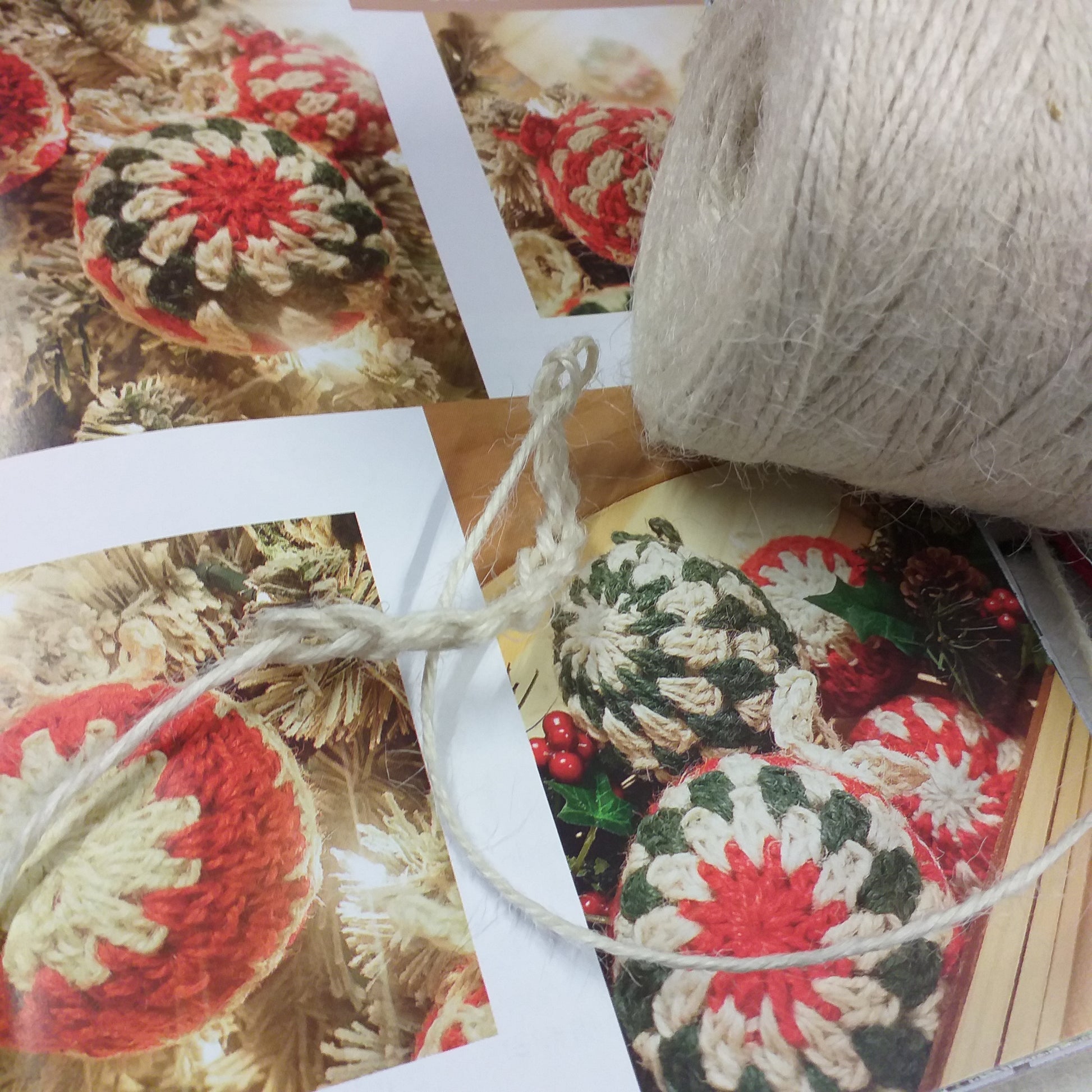 decorazioni stile rustico country filato green eco-friendly colorato corda rosso verde bianco colori natalizi kit idee facili uncinetto stafil palline sfere albero Natale foto spiegazioni passo a passo da realizzare con filo juta