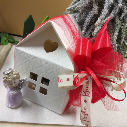 scatolina casetta per angelo custode composizione pick pino pigna bacche rosse sfera pallina di plastica trasparente per albero di Natale idea regalo decorazioni addobbi nastro auguri buone feste