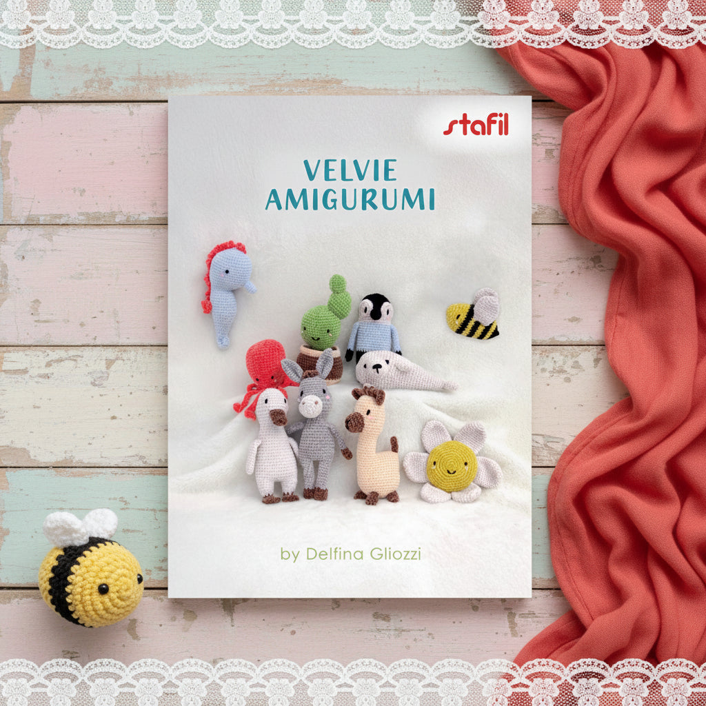 copertina catalogo del kit filato Velvie Stafil amigurumi ciniglia lana sottile 10 colori mini gomitolo 25 g con libretto manuale istruzioni per uncinetto di bambole animaletti marini ape foca pinguino alpaca polipo cavalluccio marino di filo