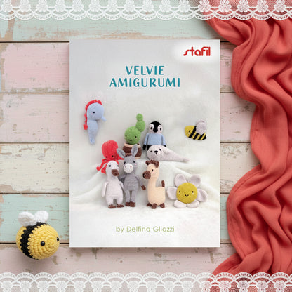 copertina catalogo del kit filato Velvie Stafil amigurumi ciniglia lana sottile 10 colori mini gomitolo 25 g con libretto manuale istruzioni per uncinetto di bambole animaletti marini ape foca pinguino alpaca polipo cavalluccio marino di filo
