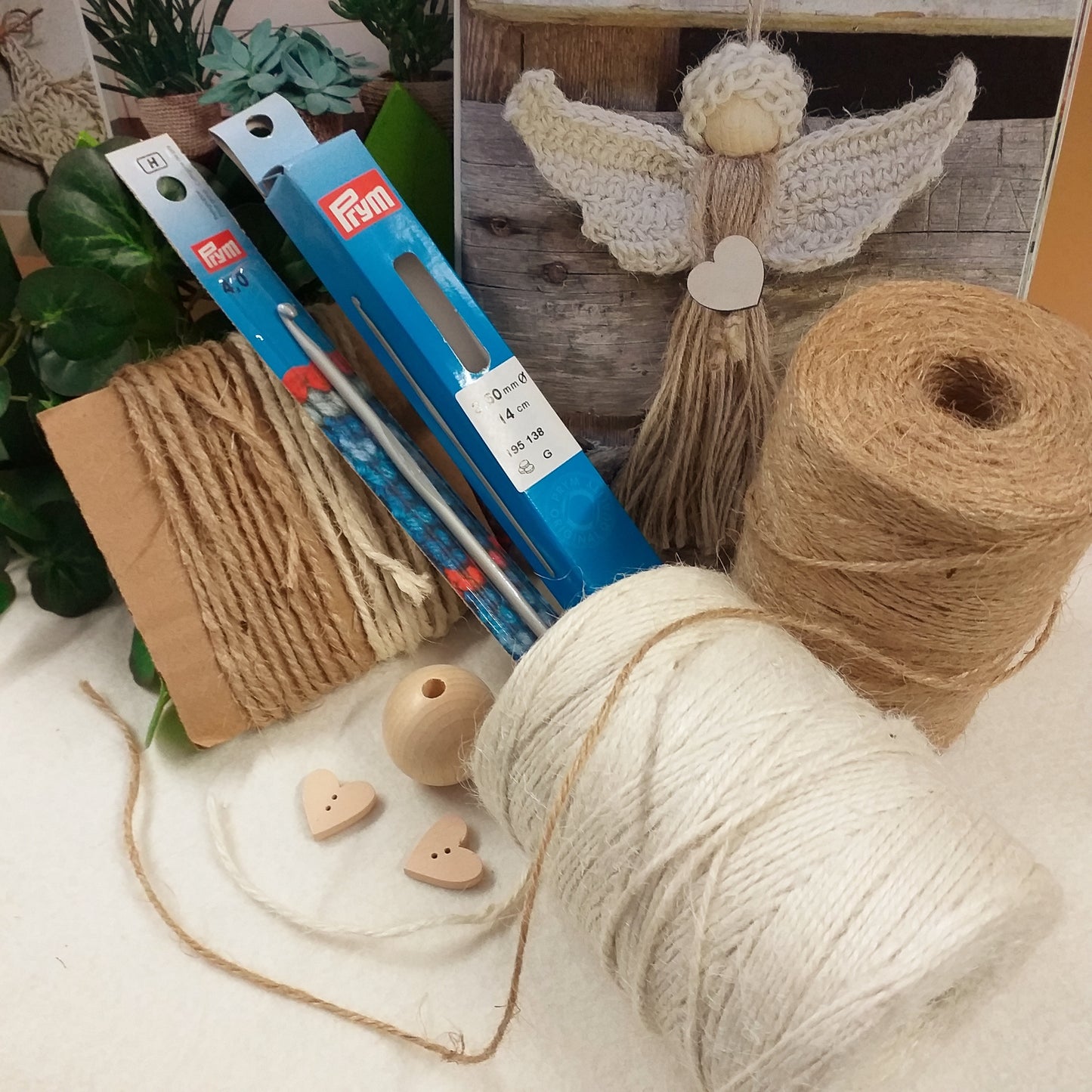 occorrente bottoncini cuori testina legno filato colorato bianco e naturale beige kit idee facili uncinetto stafil angeli e angioletti natalizi albero Natale foto spiegazioni passo a passo da realizzare filo juta