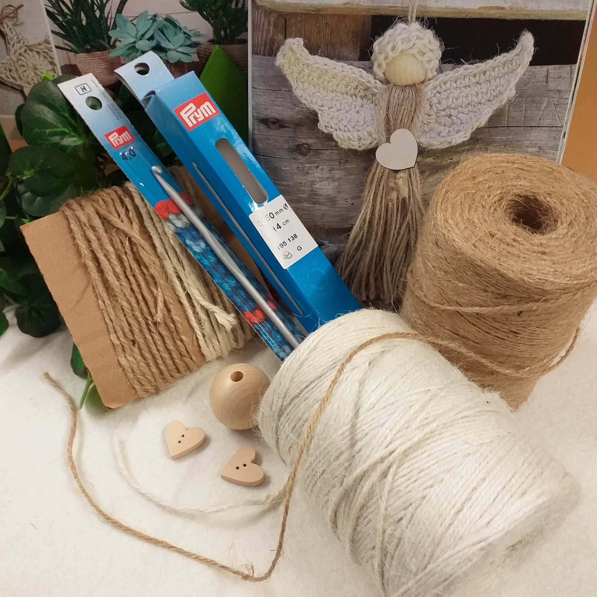 occorrente bottoncini cuori testina legno filato colorato bianco e naturale beige kit idee facili uncinetto stafil angeli e angioletti natalizi albero Natale foto spiegazioni passo a passo da realizzare filo juta