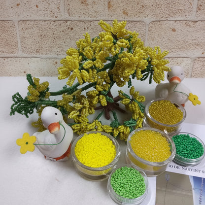dettaglio del cappello di paglia decorazione realizzata con hobby perline vetro conteria veneziana di perle rocailles gialle verdi per creare mimosa kit fai da te papere bianche 