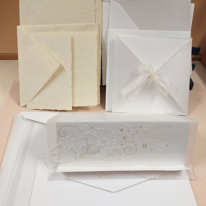 quadrate rettangolari carta pergamano sbalzata fiorellini brillantini cartoncino beige avorio triangolare con nastrino biglietti di inviti partecipazioni particolari fai da te stock rinnovo collezioni