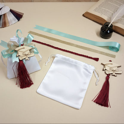 kit fai da te tocco cappello laurea sacchettino bianco da confezionare con nastrino raso verde tiffani-chiaro ciondolo legno nappina