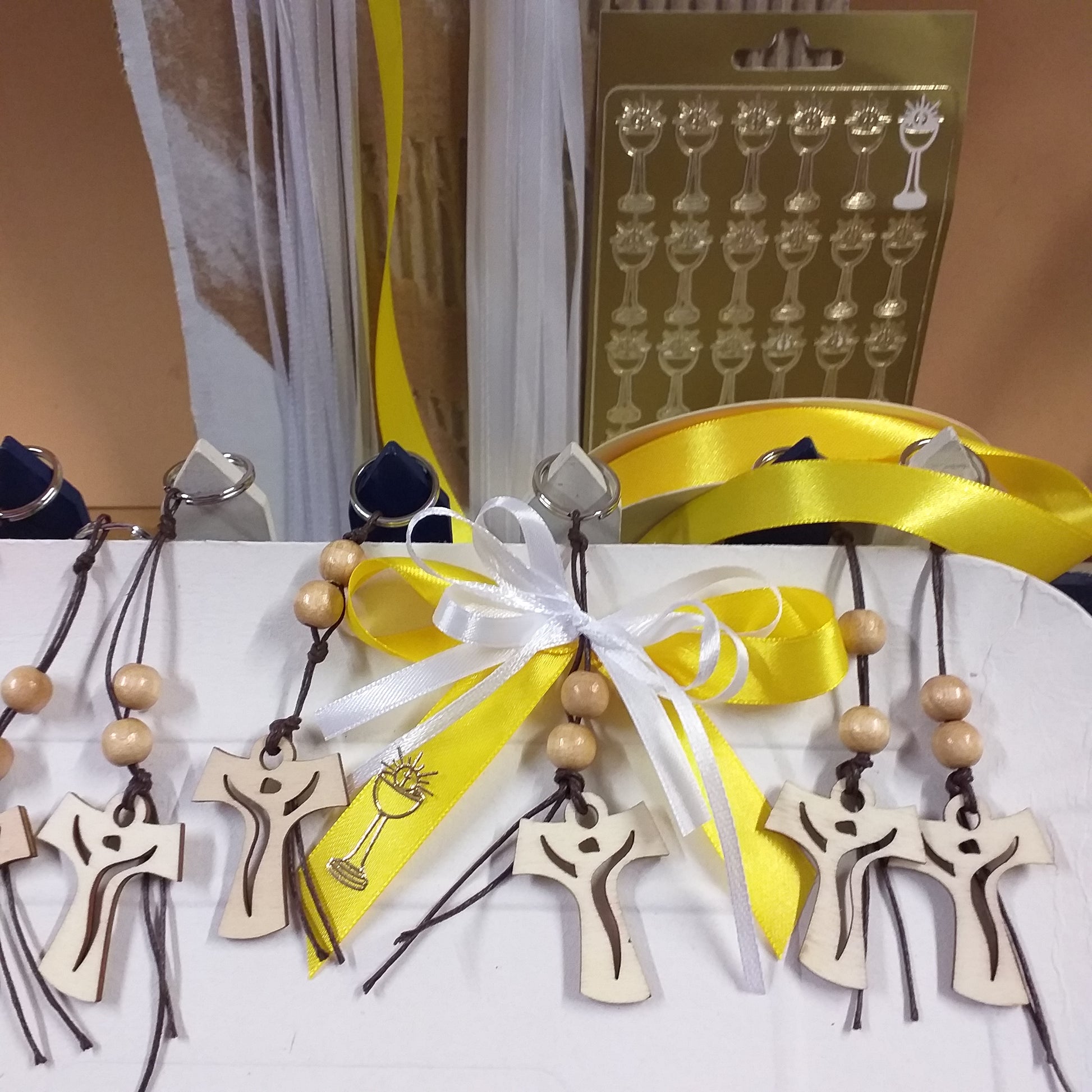 croce tau portachiavi legno cordino perline nastri bianchi gialli per costruire il segnaposto bomboniera fiocco coccarda con sticker calice comunione cresima