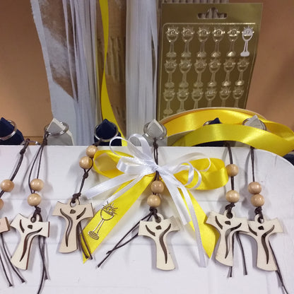 croce tau portachiavi legno cordino perline nastri bianchi gialli per costruire il segnaposto bomboniera fiocco coccarda con sticker calice comunione cresima