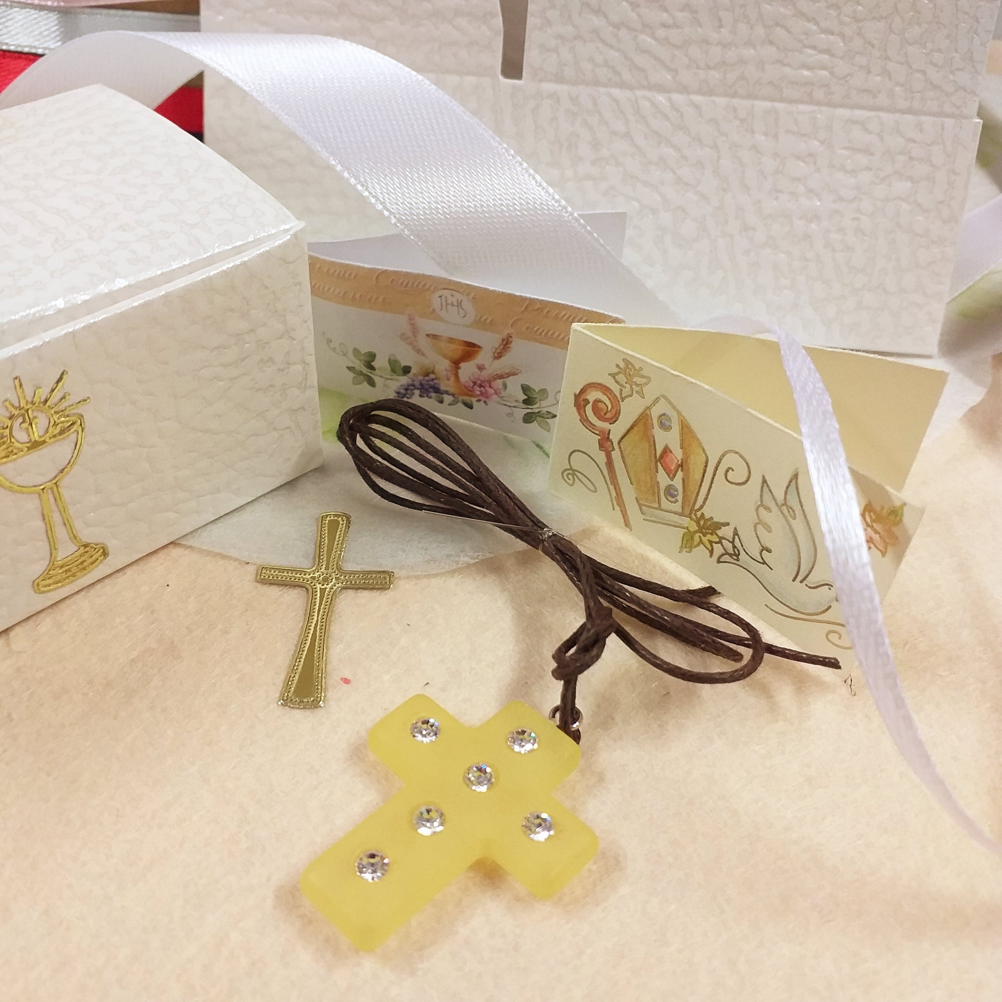 kit fai da te come confezionare con ciondolo Croce simil-polaris resina gialla strass brillantini collanina cordino marrone bomboniera Prima Comunione Santa Cresima con scatolina astuccio bianca bigliettino simboli Calice spighe uva Mitria Colomba