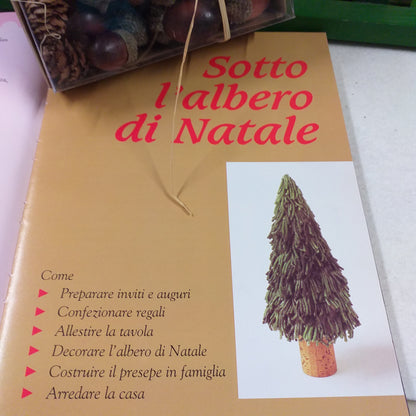 sommario sotto l'albero di Natale come preparare inviti auguri confezionare regali allestire la tavola decorare l'albero costruire il presepe in famiglia arredare la casa
