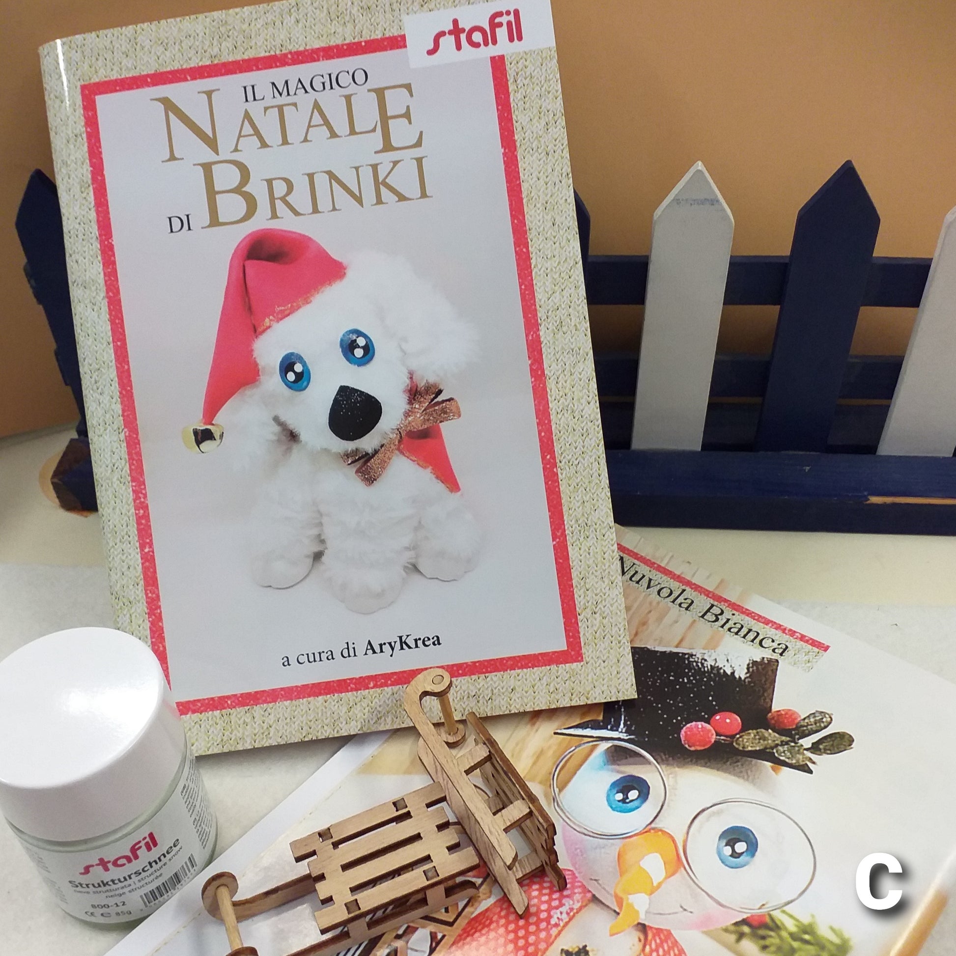 cagnolino Brinki e Nuvola Bianca pupazzo di neve kit manuale Natale Stafil per lavoretti creativi facili con fommy gomma eva glitterata crepla moosgummi tessuto filato peluche slittino legno pasta neve