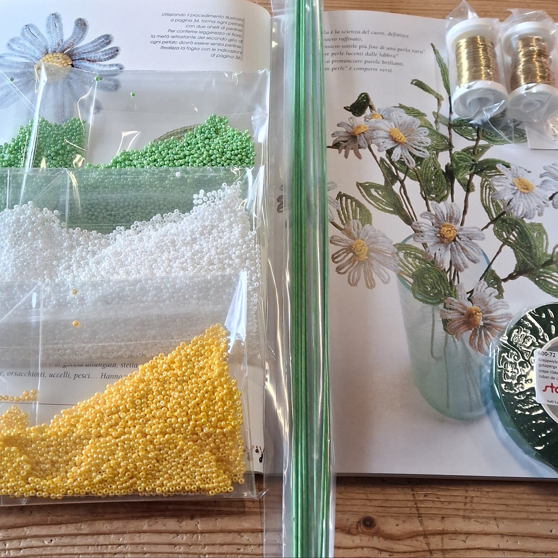 perline di vetro bianche verdi gialle guttaperca verde stemtex steli gambi per fiori lunghi filo ottone materiale manuale creare decorare con perline margherite di conteria veneziana perle rocailles per composizione