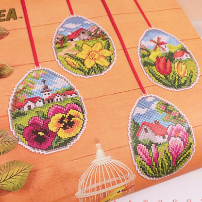 primo piano ovetti da realizzare con kit da ricamare uova pasquali cross stitch kit with plastic canvas articolo 7667 set di 4 design
