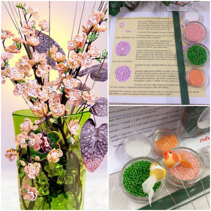 vaso verde fiori di pesco salmone con foglie composizione floreale kit conteria di vetro rocailles fai da te steli istruzione materiale occorrente