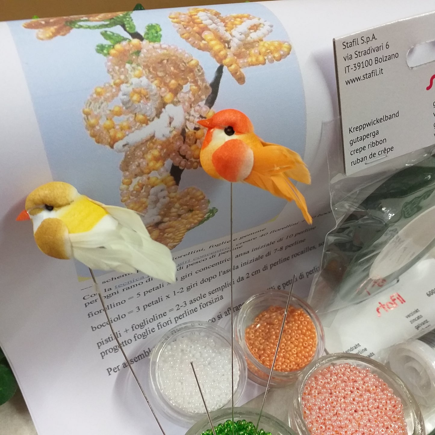 idea fiori di pesco salmone composizione floreale kit conteria di vetro rocailles fai da te steli istruzione materiale occorrente filo zincato guttaperca stemtex adesivo nastro verde fioristi