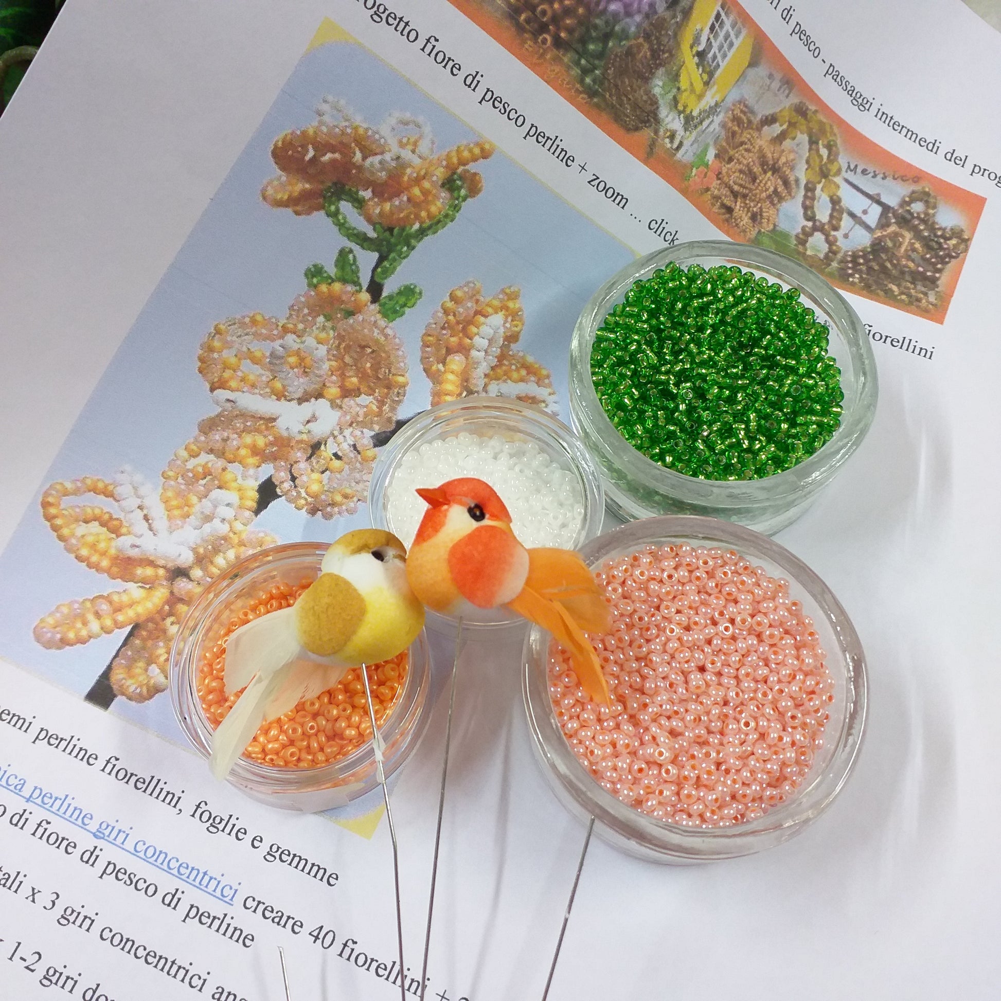 fiori di pesco salmone composizione pasquale floreale kit conteria di vetro rocailles fai da te steli istruzione materiale occorrente filo zincato guttaperca stemtex adesivo nastro verde fioristi uccellini gialli 