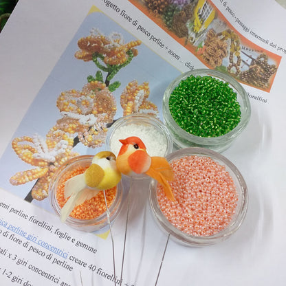 fiori di pesco salmone composizione pasquale floreale kit conteria di vetro rocailles fai da te steli istruzione materiale occorrente filo zincato guttaperca stemtex adesivo nastro verde fioristi uccellini gialli 