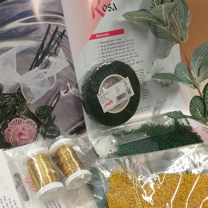 Guida manuale libretto materiale occorrente Kit fai da te perline di conteria veneziane gialle e verdi fili ottone guttaperca nastro verde fioristi steli foglie per rose di perle Venezia