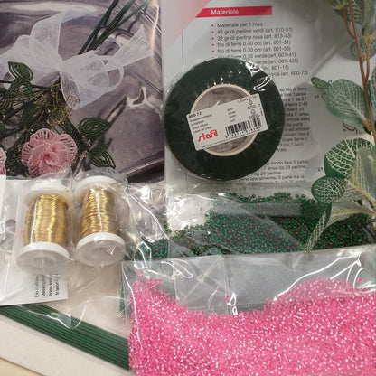 Guida manuale libretto materiale occorrente Kit fai da te perline di conteria veneziane rosa e verdi fili ottone guttaperca nastro verde fioristi steli foglie per rose di perle Venezia