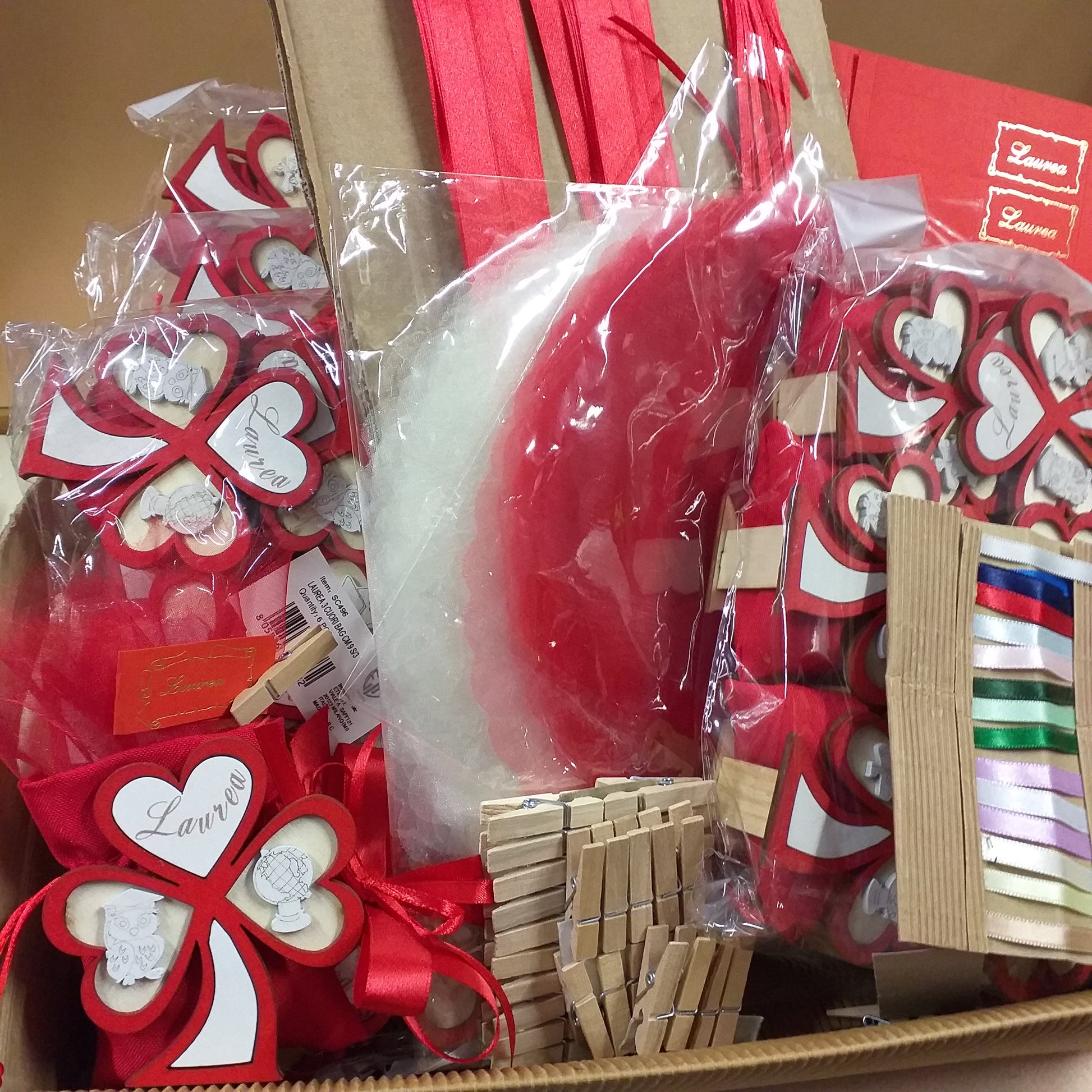 kit fai da te piantina albero della vita tre cuori in legno bianco rosso simboli laurea cappello tocco mappamondo scritta per laureandi da confezionare come bomboniere idee originali con sacchettino juta rosso confetti bigliettino mollettina nastrini colorati a scelta