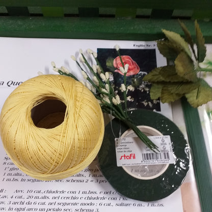giallo cremino e e kit foglio n. 3 rosa queen elisabetta schemi rose uncinetto fiori facili gomitolo cotone colorato filato di scozia fili steli gambi nebbiolina foglie guttaperca nastro verde fioristi
