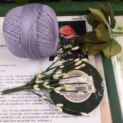 lilla glicine lavanda e kit foglio n. 3 rosa queen elisabetta schemi rose uncinetto fiori facili gomitolo cotone colorato filato di scozia fili steli gambi nebbiolina foglie guttaperca nastro verde fioristi