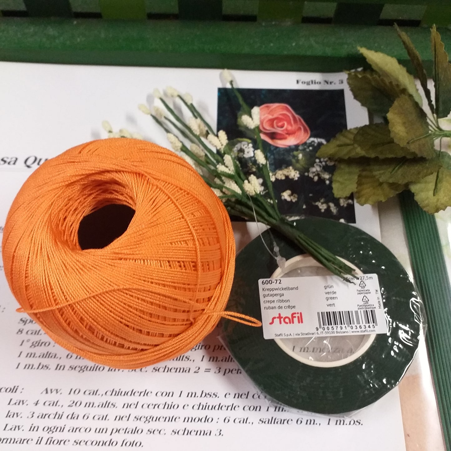 pesca salmone e kit foglio n. 3 rosa queen elisabetta schemi rose uncinetto fiori facili gomitolo cotone colorato filato di scozia fili steli gambi nebbiolina foglie guttaperca nastro verde fioristi