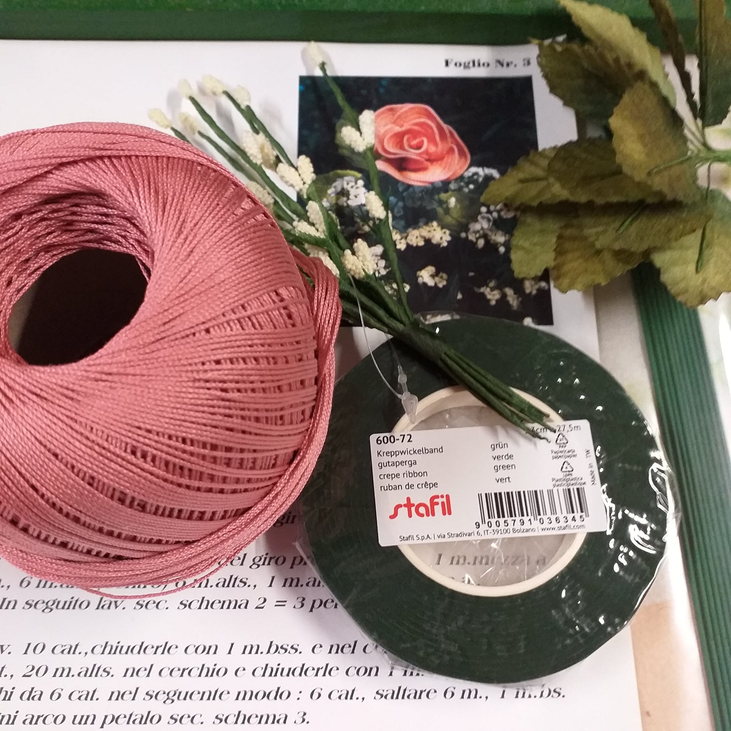 rosa antico e e kit foglio n. 3 rosa queen elisabetta schemi rose uncinetto fiori facili gomitolo cotone colorato filato di scozia fili steli gambi nebbiolina foglie guttaperca nastro verde fioristi