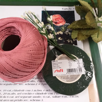 rosa antico e e kit foglio n. 3 rosa queen elisabetta schemi rose uncinetto fiori facili gomitolo cotone colorato filato di scozia fili steli gambi nebbiolina foglie guttaperca nastro verde fioristi