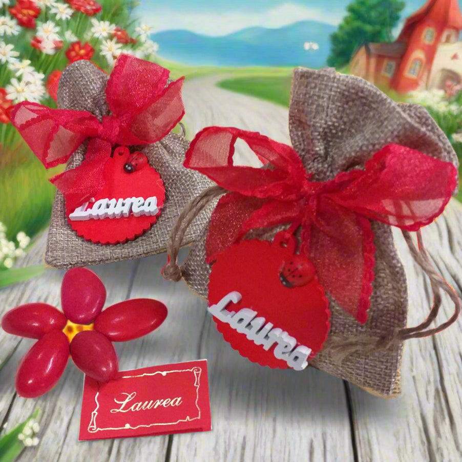 confezionamento packaging Bomboniere sacchetto juta particolare originale per laurea fai da te e confezionato ciondolo legnetto applicazione tag legno scritta coccinella nastro coccarda