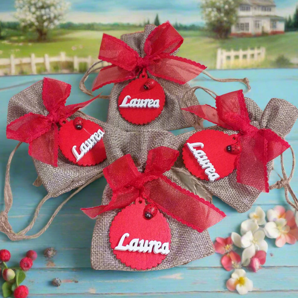 confettata di Bomboniere sacchetto juta particolare originale per laurea fai da te e confezionato ciondolo legnetto applicazione tag legno scritta coccinella nastro coccarda
