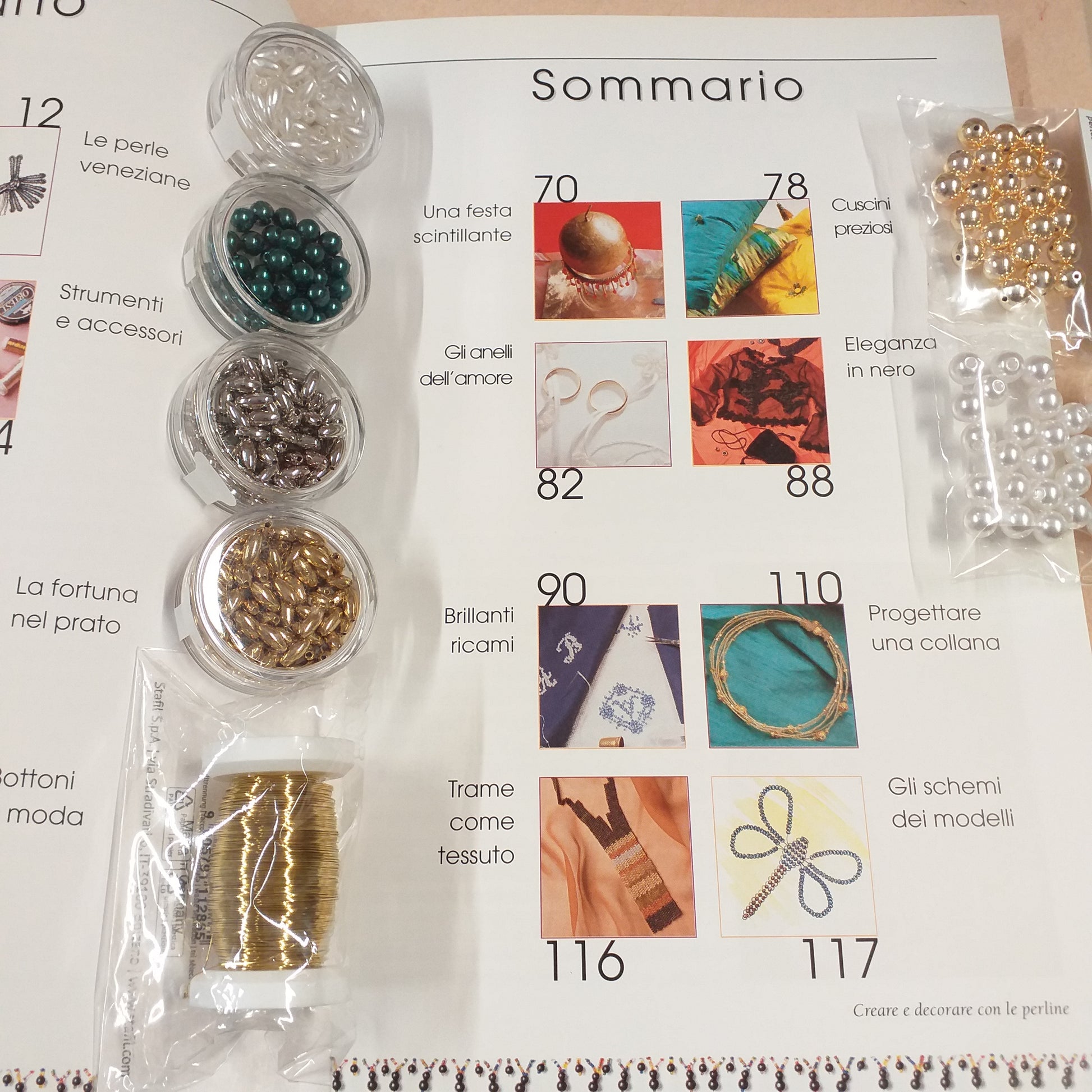 dall'alto sommario da pagina 70 a 117 filo ottone 0.30 mm olive oro argento bianche chicco di riso perle dorate turchese grandi per decorazioni Natale kit materiali e manuale creare e decorare con le perline ricami cuscini matrimonio collana schemi animaletti tessitura conteria rocailles